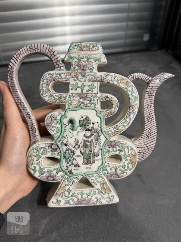 清晚期素三彩缠枝花卉纹开光人物故事纹寿字形壶 - 图3